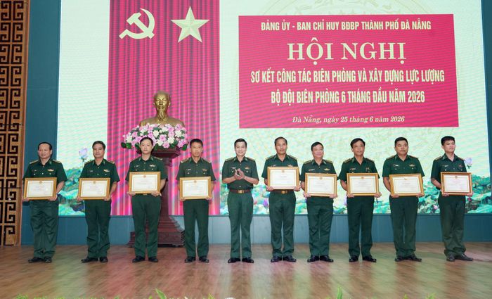 Đại tá Hoàng Văn Mẫn, Chính ủy Ban Chỉ huy Bộ đội Biên phòng thành phố trao bằng khen cho các tập thể, cá nhân đạt thành tích xuất sắc trong công tác biên phòng. Ảnh: HỒNG ANH