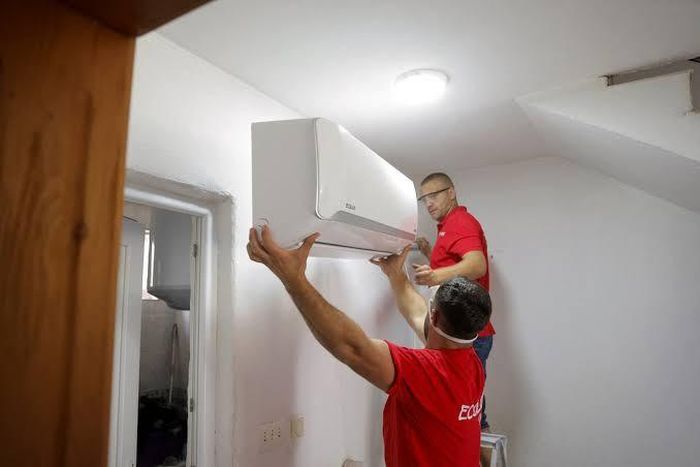 Lắp đặt máy điều hòa không khí tại gia đình ở châu Âu. Ảnh: Reuters