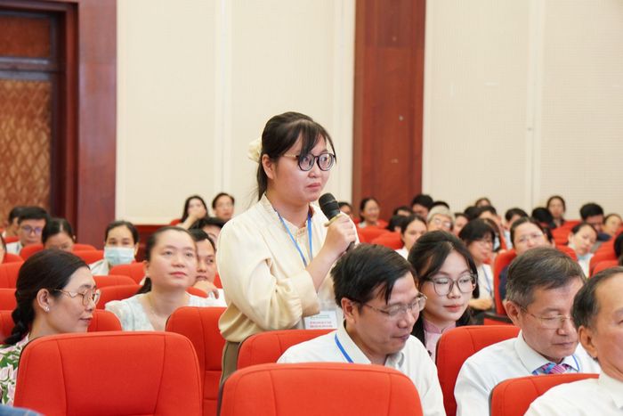 Đại biểu trao đổi chuyên môn tại hội nghị. Ảnh: TRÂM ANH