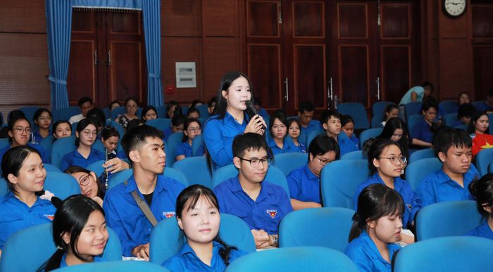 Thanh niên phường Thanh Khê trao đổi tại chương trình đối thoại. Ảnh: ĐẮC MẠNH