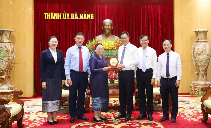 Các đại biểu chụp ảnh lưu niệm. Ảnh: NGỌC PHÚ