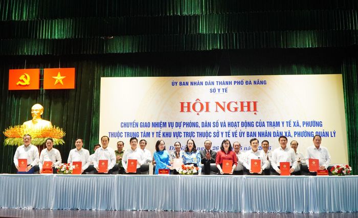Lãnh đạo Sở Y tế và đại diện lãnh đạo UBND các xã, phường ký kết biên bản bàn giao. Ảnh: TÂM ĐAN