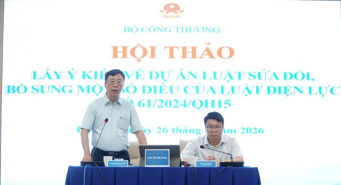 Lãnh đạo Cục Điện lực và Vụ Pháp chế (Bộ Công Thương) chủ trì hội thảo. Ảnh: MAI QUẾ