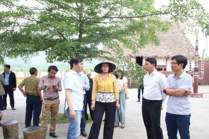 Phó Chủ tịch UBND thành phố Nguyễn Thị Anh Thi (giữa) kiểm tra, khảo sát điểm du lịch tại thôn Phú Túc (xã Hòa Vang). Ảnh: NGỌC QUỐC