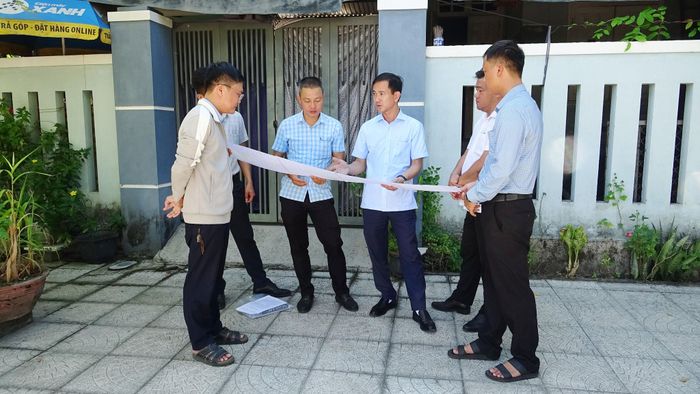 Lãnh đạo xã Thăng Bình (một trong 10 xã sẽ được "nâng cấp" lên phường) kiểm tra một dự án đầu tư hạ tầng đô thị. Ảnh: N.QUỲNH