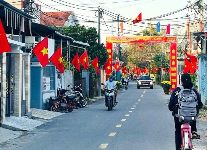 Xã Hòa Tiến xây dựng hệ thống đường sá đồng bộ, đáp ứng yêu cầu phát triển lên phường trong thời gian tới. Ảnh: NGỌC QUỐC