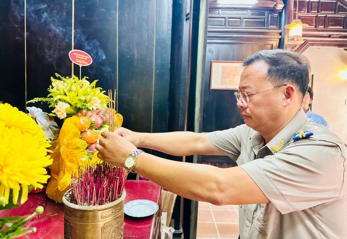 Đoàn công tác Thi hành án dân sự thành phố Đà Nẵng viếng hương tưởng niệm cụ Huỳnh Thúc Kháng. Ảnh: ALĂNG NGƯỚC