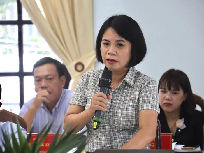 Đại diện Đảng ủy xã Núi Thành báo cáo tình hình và kinh nghiệm tăng thu ngân sách tại địa phương. Ảnh: QUỐC TUẤN
