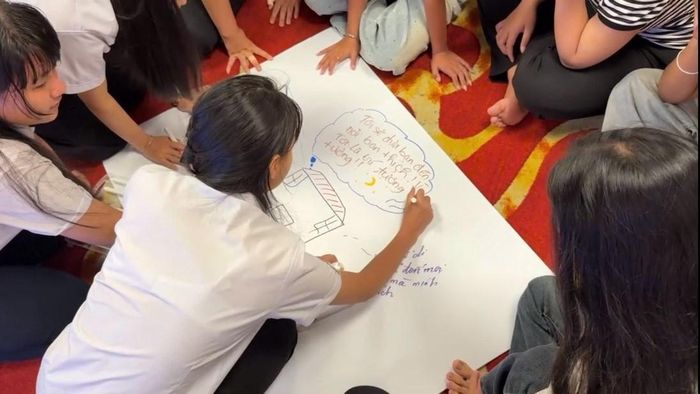 Trẻ em thảo luận nhóm và xây dựng ý tưởng sáng tạo cho tương lai. Ảnh: THÙY DƯƠNG