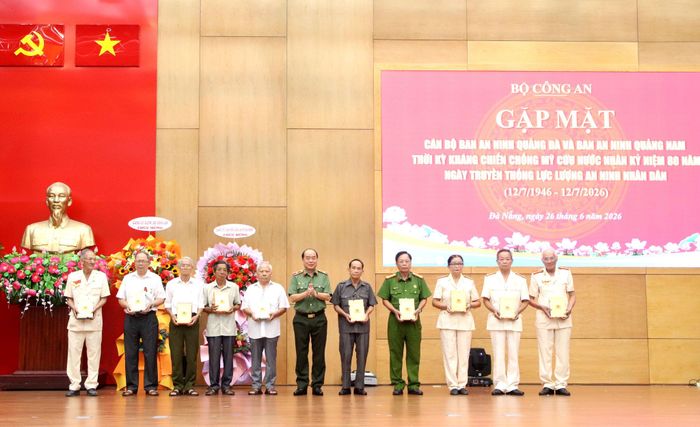 Thiếu tướng Nguyễn Hữu Hợp, Giám đốc Công an thành phố Đà Nẵng tặng quà cho cán bộ Ban An ninh Quảng Đà tại buổi gặp mặt. Ảnh: TRỌNG HUY