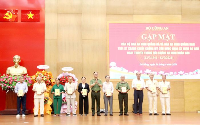 Thượng tướng Phạm Thế Tùng tặng quà các đồng chí cán bộ Ban An ninh Quảng Đà tại buổi gặp mặt. Ảnh: TRỌNG HUY