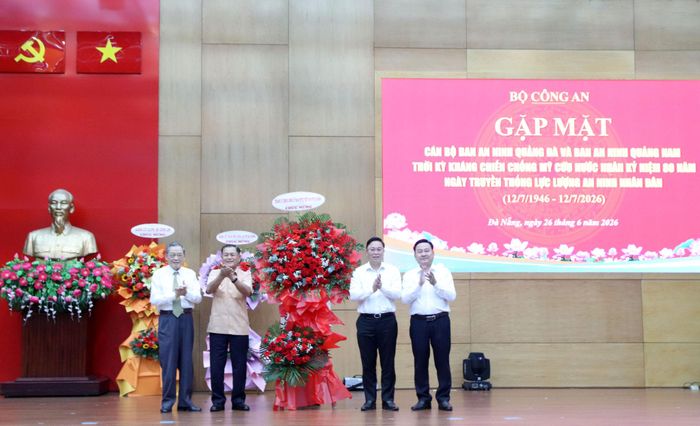 Lãnh đạo thành phố tặng hoa chúc mừng các đồng chí cán bộ Ban An ninh Quảng Đà tại buổi gặp mặt. Ảnh: TRỌNG HUY