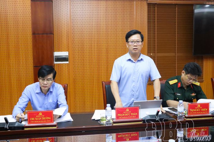 Đồng chí Phạm Đức Toàn, Ủy viên Ban Thường vụ Tỉnh ủy, Trưởng ban Tổ chức Tỉnh ủy phát biểu tại phiên họp.