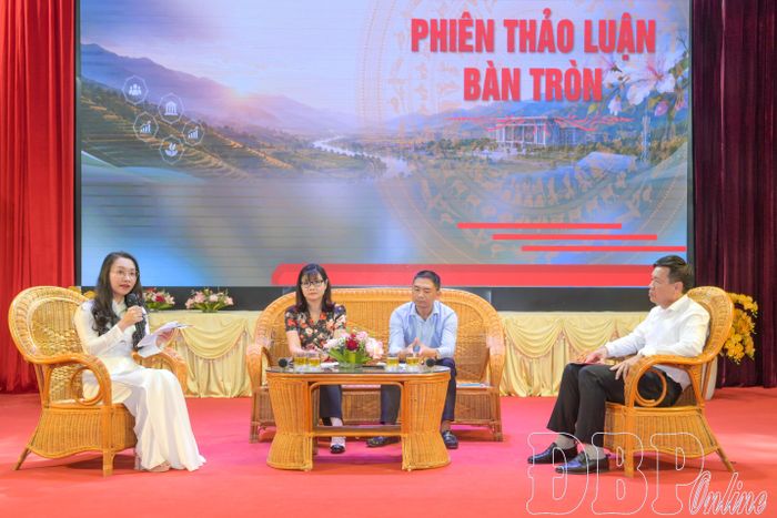 Các diễn giả tham gia phiên thảo luận bàn tròn.