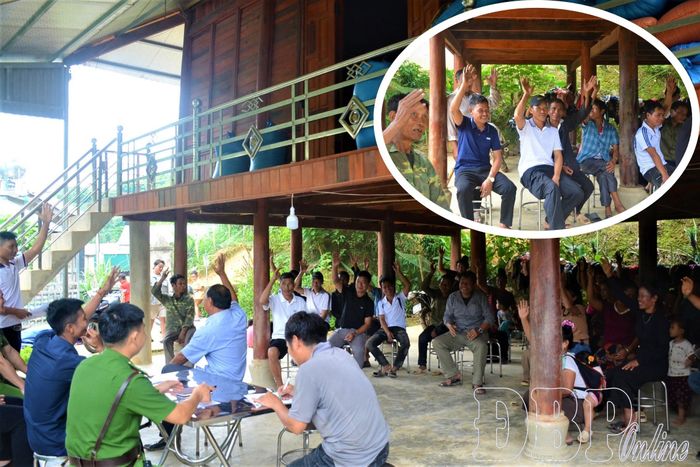 Người dân bản Công Binh biểu quyết nhất trí phương án sáp nhập và đặt tên cho bản mới.
