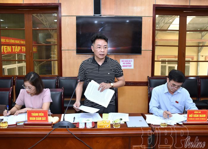 Thành viên đoàn giám sát tham gia ý kiến tại buổi làm việc với Sở Khoa học và Công nghệ.