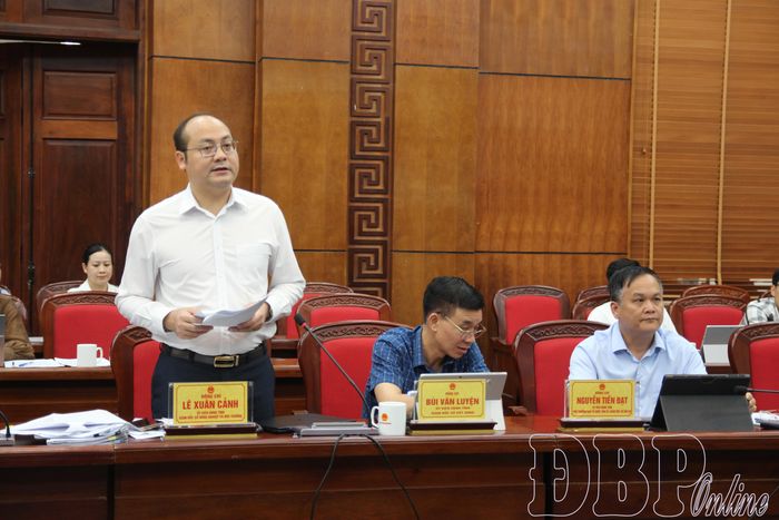 Lãnh đạo sở Nông nghiệp và Môi trường tham gia ý kiến tại phiên họp.