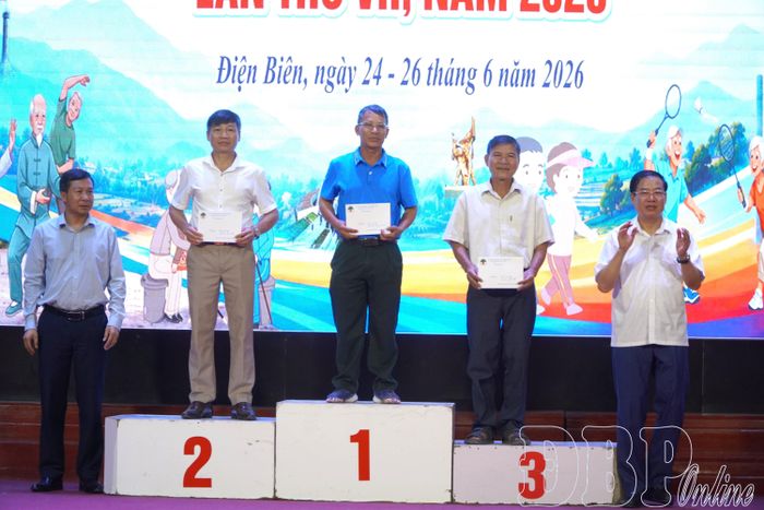 Đại diện Hội Người cao tuổi tỉnh trao giải cho hội viên.