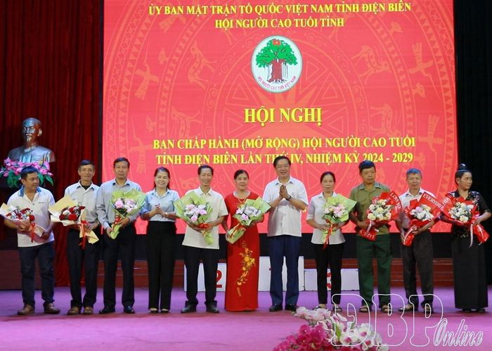 Ban Chấp hành Hội Người cao tuổi tỉnh nhiệm kỳ 2024 - 2029 ra mắt hội nghị.