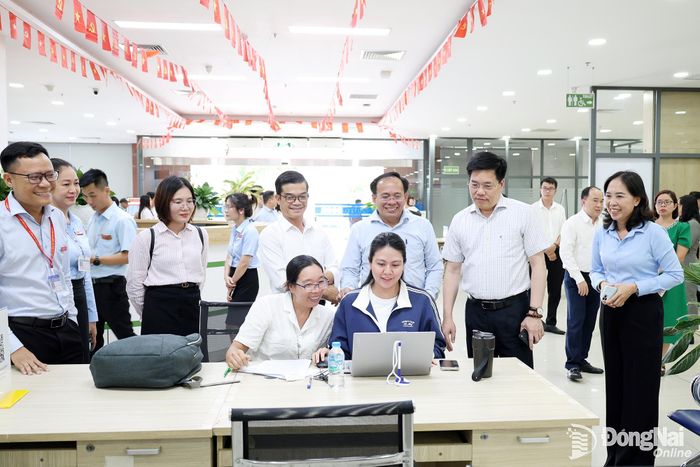 Lãnh đạo Vụ Cải cách hành chính (Bộ Nội vụ) cùng lãnh đạo Sở Nội vụ trao đổi với người dân đang thực hiện thủ tục hành chính tại Trung tâm Phục vụ hành chính công thành phố.