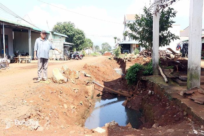 Sau mưa lớn, nước không thoát được, đọng lại gây ô nhiễm môi trường. Ảnh: Quang Minh