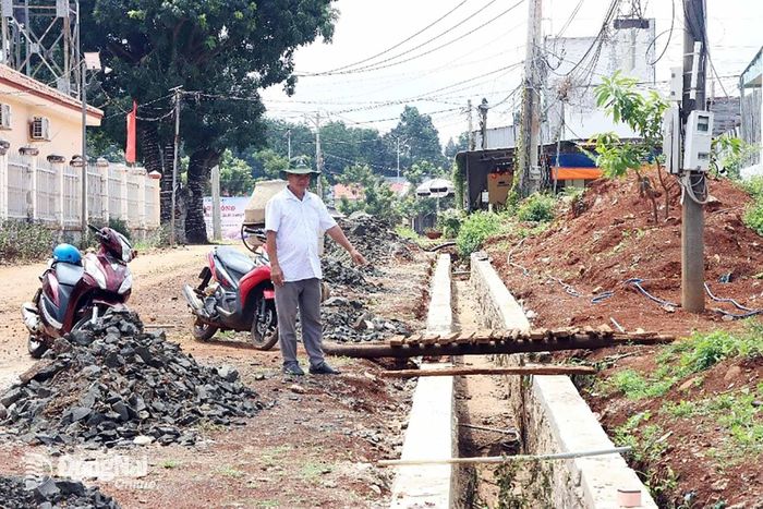 Việc thi công dở dang khiến nhiều gia đình phải tự bắc cầu vào nhà. Ảnh: Quang Minh