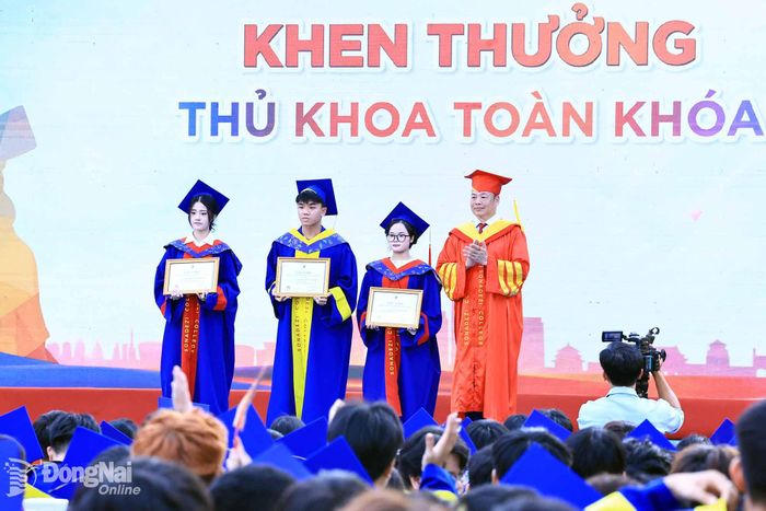 Ban Giám hiệu Trường cao đẳng Công nghệ và quản trị Sonadezi khen thưởng cho 3 thủ khoa toàn khóa. Ảnh: Thành Nam