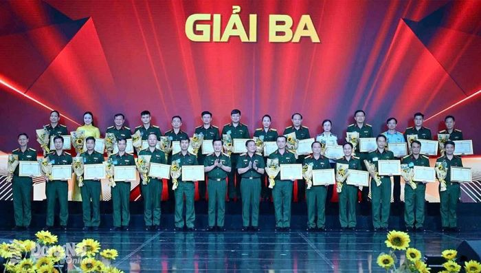 Đại tá Hà Xuân Hiệp (bìa phải hàng trên) nhận khen thưởng của Bộ Quốc phòng. Ảnh: ĐVCC