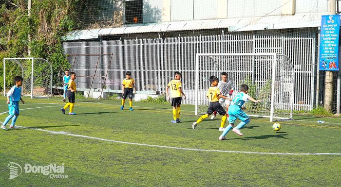 Trận đấu đầu tiên của Cụm thi đấu vòng loại số 1 giữa 2 đội bóng Biên Hòa và Tam Hiệp. Ảnh: An Nhơn