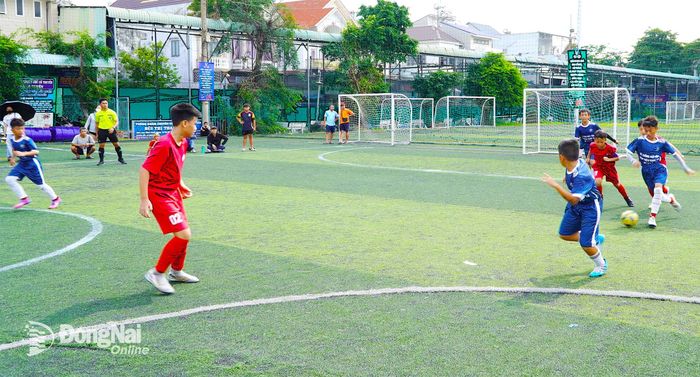Trận đấu sôi nổi, hấp dẫn giữa 2 đội bóng Trảng Dài và Trấn Biên. Ảnh: An Nhơn