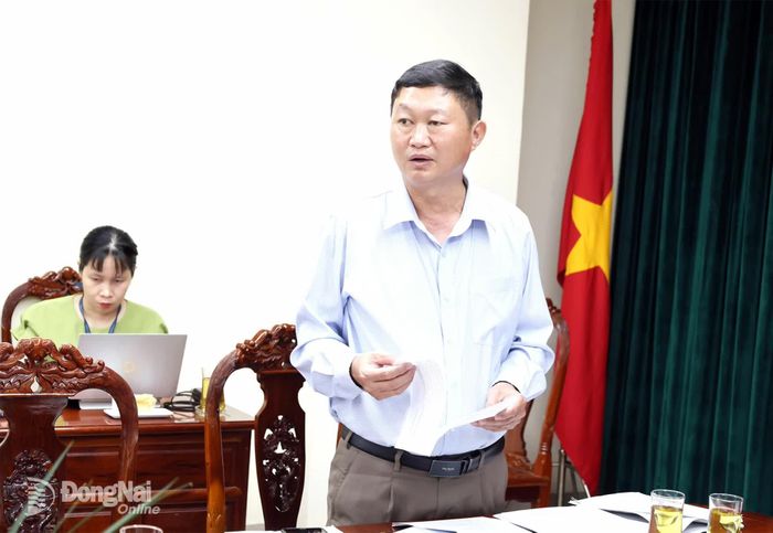 Phó Trưởng ban Văn hóa - Xã hội, HĐND thành phố Nguyễn Ngọc Lương trình bày dự thảo báo cáo thẩm tra tại cuộc họp. Ảnh: Hồ Thảo