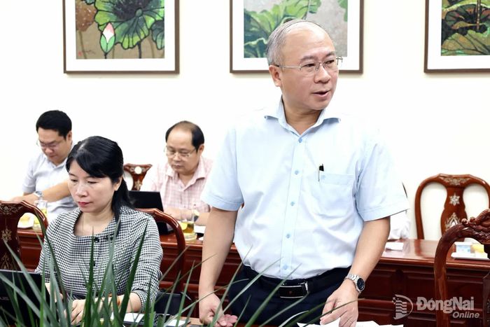Phó Giám đốc Sở Khoa học và Công nghệ Nguyễn Minh Quang trình bày các tờ trình, dự thảo nghị quyết tại cuộc họp. Ảnh: Hồ Thảo