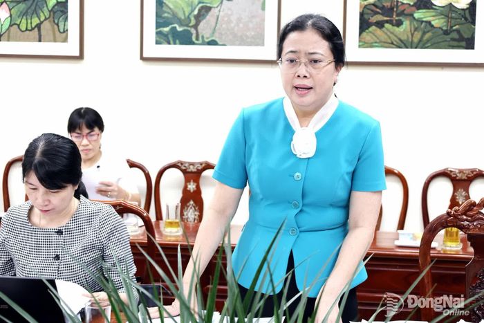 Thành ủy viên, Giám đốc Sở Văn hóa, Thể thao và Du lịch Lê Thị Ngọc Loan trình bày tờ trình, dự thảo nghị quyết tại cuộc họp. Ảnh: Hồ Thảo