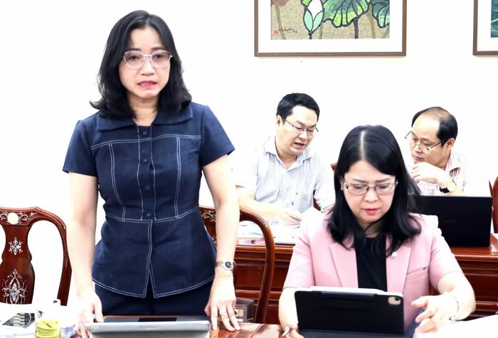 Lãnh đạo xã Thuận Lợi phát biểu ý kiến đóng góp vào các tờ trình, dự thảo nghị quyết. Ảnh: Hồ Thảo