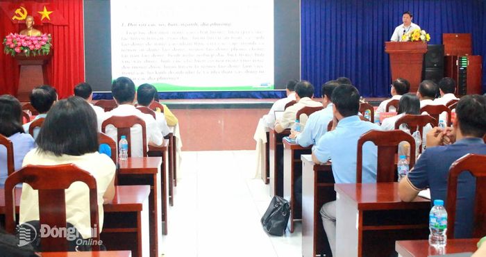 Đại diện Sở Nội vụ giải đáp ý kiến của doanh nghiệp tại hội nghị. Ảnh: N.Hòa