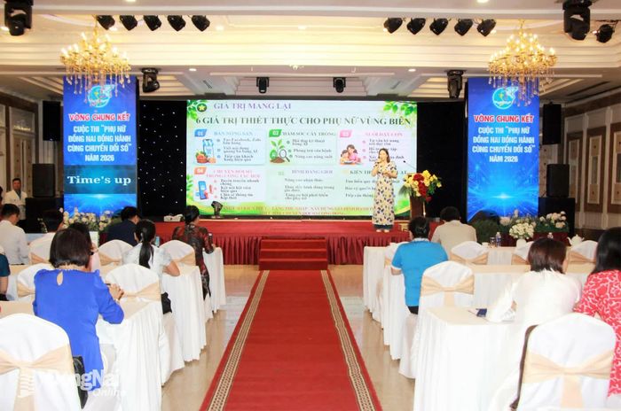 Thí sinh thi thuyết trình tại cuộc thi Phụ nữ Đồng Nai đồng hành cùng chuyển đổi số. Ảnh: Nga Sơn