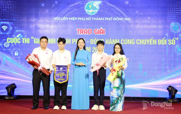 Thành ủy viên, Phó Chủ tịch Ủy ban MTTQ Việt Nam thành phố, Chủ tịch Hội Liên hiệp Phụ nữ thành phố Đồng Nai Lê Thị Thanh Loan trao giải cho gia đình đoạt giải nhất cuộc thi Gia đình hạnh phúc - Đồng hành cùng chuyển đổi số. Ảnh: Nga Sơn