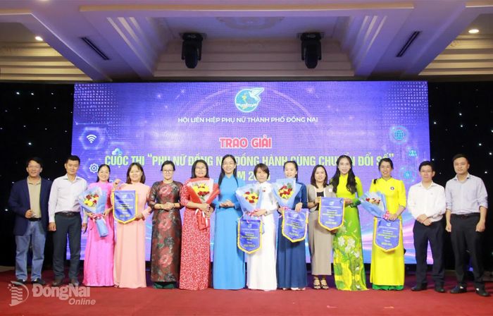 Thường trực Hội Liên hiệp Phụ nữ thành phố và các đại biểu trao giải cho các thí sinh đoạt giải nhất, nhì, ba cuộc thi Phụ nữ Đồng Nai đồng hành cùng chuyển đổi số. Ảnh: Nga Sơn
