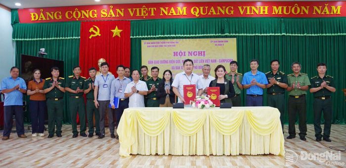 Đại biểu ký kết và bàn giao tại xã Đăk Ơ. Ảnh: Nguyễn Cường