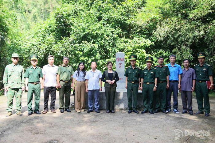 Lãnh đạo và các thành viên đoàn dự bàn giao tại mốc giới. Ảnh: Nguyễn Cường