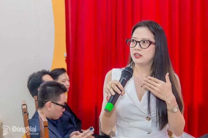 “Bà Lương Thị Thu Hiền - Giám đốc Công ty Cổ phần Nghiên cứu và Phát triển Thương mại điện tử giải đáp thắc mắc về việc làm và ngành học”