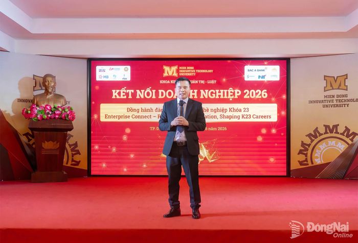 “TS. Nguyễn Văn Dũng - Trưởng khoa Kinh tế - Quản trị - Luật phát biểu và khởi động “Học kỳ doanh nghiệp K23””