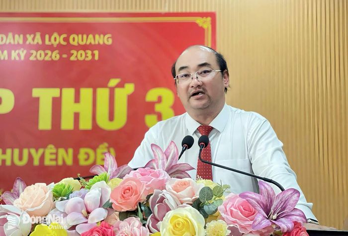 Bí thư Đảng ủy xã Trần Đức Thịnh phát biểu chỉ đạo tại kỳ họp. Ảnh: Thái Chung