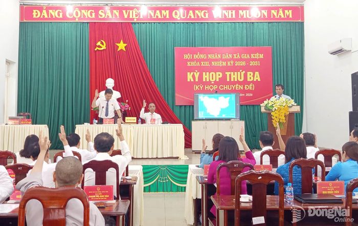 Các đại biểu HĐND xã Gia Kiệm khóa XIII, nhiệm kỳ 2026-2031 biểu quyết thông qua Nghị quyết về việc sắp xếp các ấp và người hoạt động không chuyên trách ấp trên địa bàn xã. Ảnh: Tiến Thụ