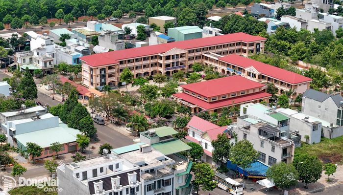Một góc khu dân cư, trường học tại khu dân cư A1C1 thuộc khu phố Trần Hưng Đạo sau sắp xếp, sáp nhập. Ảnh: Nhật Quang