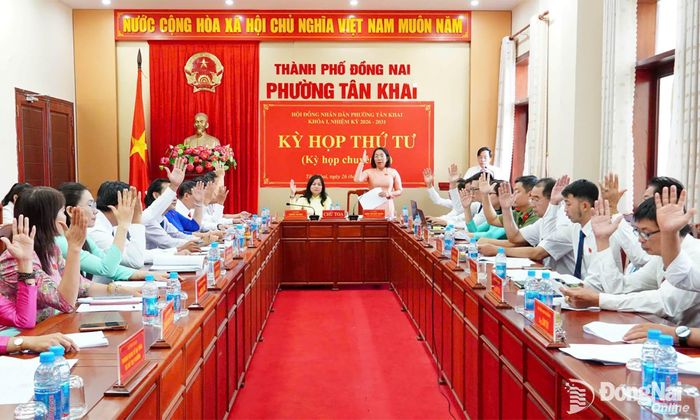 HĐND phường biểu quyết thông qua các nghị quyết tại kỳ họp. Ảnh: Thanh Mai