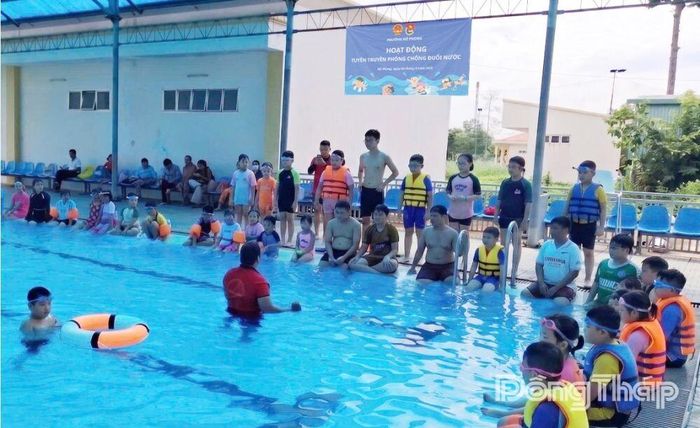 Phường đoàn Mỹ Phong phối hợp UBND phường tổ chức hoạt động tuyên truyền phòng, chống đuối nước và trang bị kỹ năng an toàn trong môi trường nước cho thiếu nhi trên địa bàn.