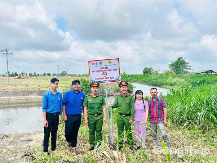 Lắp đặt biển cảnh báo nguy hiểm tại các khu vực nước sâu trên địa bàn xã Tân Đông.