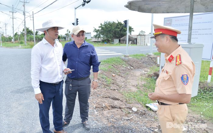 Chủ đầu tư cùng nhà thầu bàn giao hệ thống đèn tín hiệu giao thông tại nút giao đường tỉnh 872B và đường tỉnh 864 cho Phòng Cảnh sát Giao thông - Công an tỉnh Đồng Tháp.