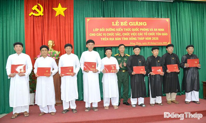 Các đại biểu tham dự trao Giấy chứng nhận hoàn thành khóa bồi dưỡng kiến thức quốc phòng và an ninh năm 2026 cho các vị chức sắc, chức việc.